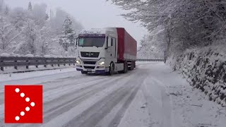 Neve Liguria tir in difficoltà a Montoggio [upl. by Fairfield484]