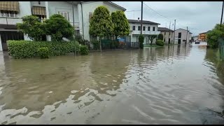 Maltempo in Veneto strade come fiumi nella bassa padovana [upl. by Fernande]