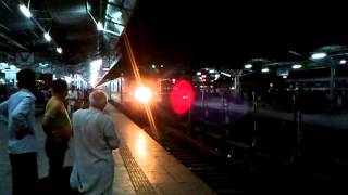 SEALDAH RAJDHANI EXPRESS GRAND ENTRY AT KANPUR CENTRAL [upl. by Marvin875]