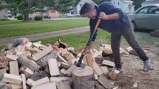 Fiskars Isocore 8lb Maul Loves a Late Summer Night Wood Splitting Session [upl. by Ruenhs482]