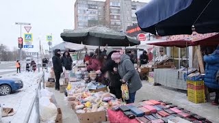 Russie  linflation poussent les retraités vers les marchés daliments périmés [upl. by Yenrab]