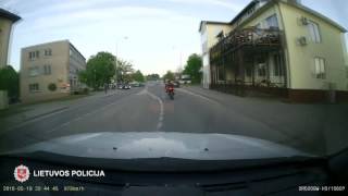 Motociklu nuo policijos sprukęs vaikinas kelionę baigė griovyje [upl. by Strickland]