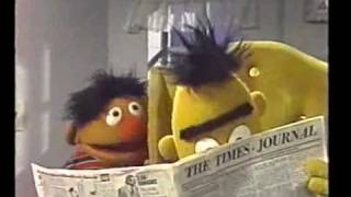 Bert amp Ernie  Bert amp Ernie delen een krant [upl. by Dur]