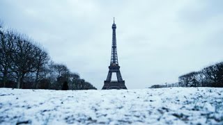 Neige  Paris se réveille sous un fin manteau blanc qui recouvre ses toits et sa chaussée [upl. by Ely]