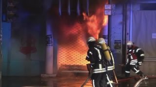 FLASHOVER WÄHREND BRANDBEKÄMPFUNG 8 Feuerwehrleute verletzt  Großbrand  Vollbrand  Großeinsatz [upl. by Darryn107]