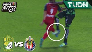 ¿Era de ROJA Patadón de Mosquera a Zaldívar  León 00 Chivas  Grita México C22 J6  TUDN [upl. by Entwistle]