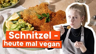 Veganes SeitanSchnitzel mit Kartoffelsalat und Preiselbeermarmelade [upl. by Aneerbas975]