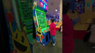 Jugando maquinitas en ChuckECheeses shortsfeed comedia humor funny alfredolarin maquinitas [upl. by Drew]