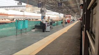 Do train ke bech me fassi गाय 😱🔥 Locopilot ne bachai Jan indianrailways travel [upl. by Kooima]