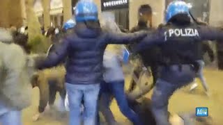 Proteste a Firenze scontri con le forze dellordine manganellate ai manifestanti [upl. by Nadeau261]