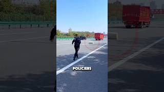 Ce policier sauve la marchandise de ce chauffeur 😱 [upl. by Eboj169]