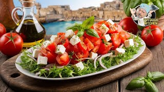 Sonniger Salatgenuss Tomatensalat Rezept mit Zwiebeln amp Feta [upl. by Haziza375]