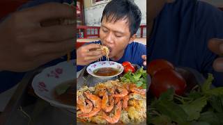 In a stirfried noodles amp shrimp shorts [upl. by Papst]