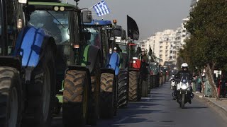 Grèce  les agriculteurs intensifient leur mobilisation [upl. by Arakihc]