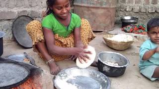 Little girl making makki ki roti makki ki roti banan  Village little girl making makki ki roti [upl. by Hank]