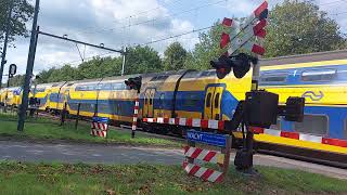 Spoorwegoveegang Hoorn  Dutch railroad crossing Met statief gefilmt [upl. by Mcclenon]