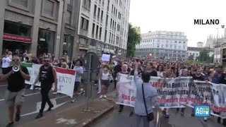 No Green Pass le manifestazioni in tutta Italia le immagini da Roma Milano Napoli e Torino [upl. by Odrawde155]