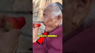 RIUSCIRÀ A MANGIARE LA FRAGOLA LA NONNA😅 shorts [upl. by Elephus]