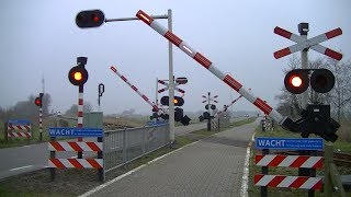 Spoorwegovergang Hindeloopen  Dutch railroad crossing [upl. by Ajam]