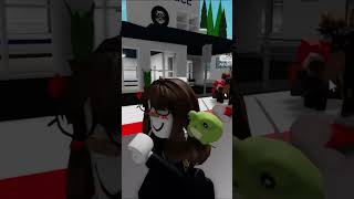 ROBLOX MÜLTECİLER EVİMİ BASTI  YARDIM EDİN robloxshorts robloxedit shorts [upl. by Dredi]