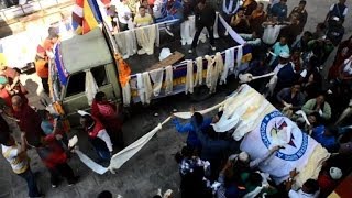 Népal procession funèbre pour les sherpas tués par lavalanche [upl. by Zipporah]