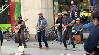 Brutal  Cantantes callejeros impresionan con su ritmo latino  4K [upl. by Burra]