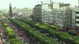 Les Tunisiens dans la rue pour le 1er mai [upl. by Anatollo648]