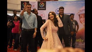 Madhuri Dixit at season mall pune interact with people [upl. by Noelyn646]