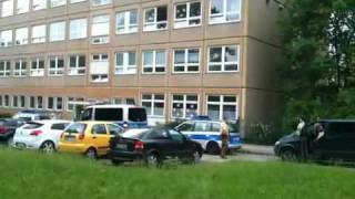 Morgenpost TV  Polizeieinsatz an einer Schule in BerlinMarzahnHellersdorf [upl. by Las]