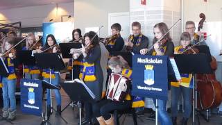 Svänggänget med Dansen på Sunnanö under ledning av Catarina Olsson Bandy VM 2013 [upl. by Piggy]