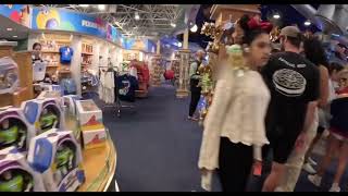 Disneyland Parijs 2024  Disney Village shop [upl. by Ahseel]