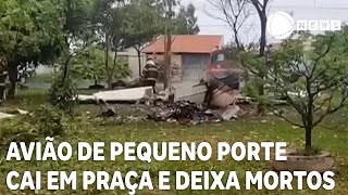 Avião de pequeno porte cai em praça e deixa ao menos três mortos [upl. by Banquer]