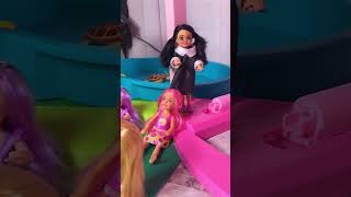 A sobrinha da wandinha assustou todas as Barbies barbies historiadebarbie youtubekids [upl. by Lemraj]