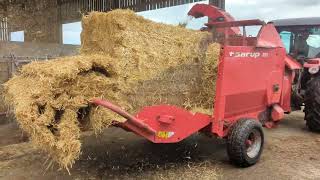 KVERNELAND 853 STRAW CHOPPER WORKING DEMO [upl. by Ahseyk]