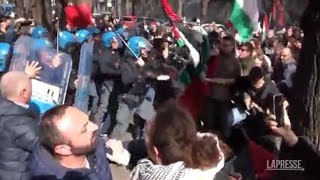 Scontri sotto la sede Rai di Napoli polizia carica i manifestanti con i manganelli tra le urla [upl. by Etirugram]