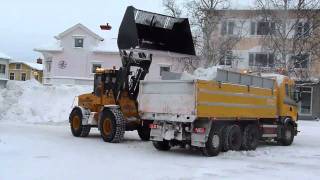 Ljungby L13 loading snow on Scania R124 [upl. by Schonthal977]