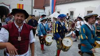 Schlossfest Neuburg  Einzug des Fanfarenzug Ottheinrich in den Marstall [upl. by Heimlich]