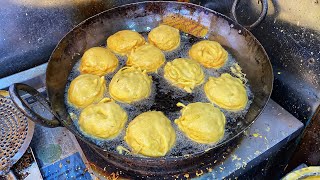 Nashik’s Famous Vada Pav and Pav VadaShri Krishna Vada Pav CentreAt Just 15rs [upl. by Nnaitsirhc892]