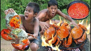 Primitive technology  Crab cooking on the rock eating [upl. by Hemetaf]