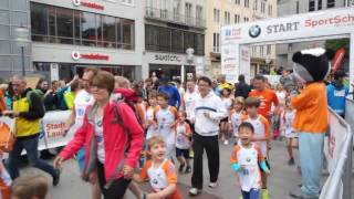 38 SportScheck Stadtlauf München 2016 Start DAK Kinderlauf [upl. by Ieso812]