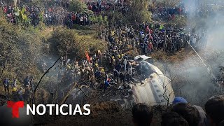 Reportan un latino entre las víctimas de avionazo en Nepal  Noticias Telemundo [upl. by Hekker]