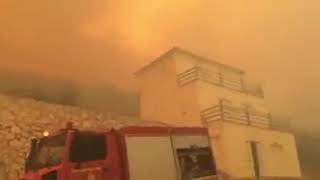 GRECIA terrificanti incendi nellisola di Zacinto turisti in fuga [upl. by Baal94]