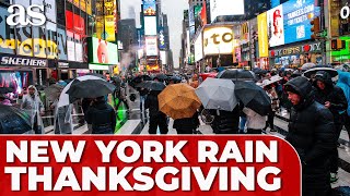 NEW YORKERS brave the RAIN for THANKSGIVING DAY PARADE [upl. by Erlin]