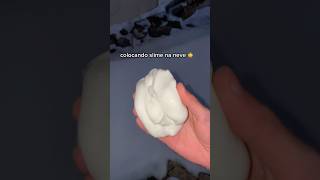 Colocando slime na neve ❄️ comentem mais coisas para eu fazer com a slime slime asmr slimeasmr [upl. by Car406]