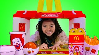 Emma Pretend Play con juguetes de MCDONALDS  ¡Divertida venta de garaje para NIÑOS [upl. by Sloatman]