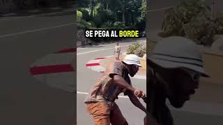 La habilidad de un ciclista profesional con una bicicleta de alquiler 😂😂 [upl. by Enylorac270]