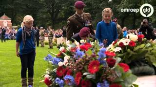 Duizenden bij Airborne herdenking in Oosterbeek [upl. by Htebazie]