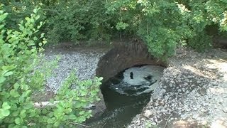 Une rivière avalée par un trou en Normandie [upl. by Garlaand]