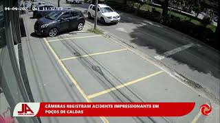 Motorista perde controle de carro e atinge loja em Poços [upl. by Nyladgam153]