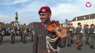 Nationalfeiertag 2018  Vorführung der Gardemusik am Heldenplatz [upl. by Harahs]